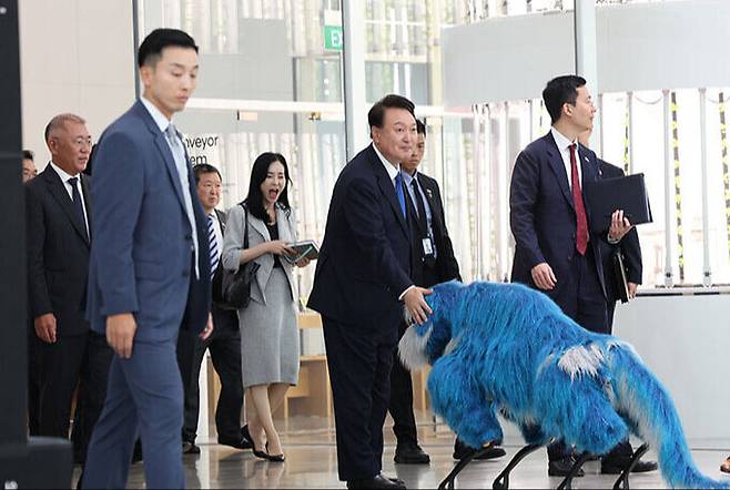 윤석열 대통령이 8일(현지시간) 싱가포르 서부 주롱 혁신지구에 위치한 현대자동차 글로벌 혁신센터(HMGICS)를 방문해 이동 중 보스턴다이나믹스의 로봇개 ‘스팟’과 인사하고 있다. 싱가포르=남정탁 기자