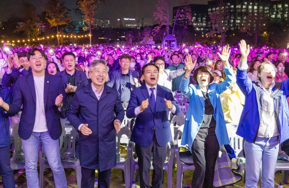 지난해 서울 강서구에서 열린 허준축제에서 진교훈 강서구청장이 공연을 보며 즐거워하고 있다. 앞줄 왼쪽부터 고찬양 강서구의원, 김진호 강서문화원장, 진 구청장, 한정애·강선우 더불어민주당 의원. 강서구 제공