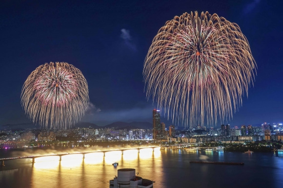 5일 서울 여의도 한강공원 일대에서 열린 ‘2024 서울세계불꽃축제’에서 화려한 불꽃이 밤하늘을 수놓고 있다. 기사와 사진은 직접 연관이 없음. 뉴스1