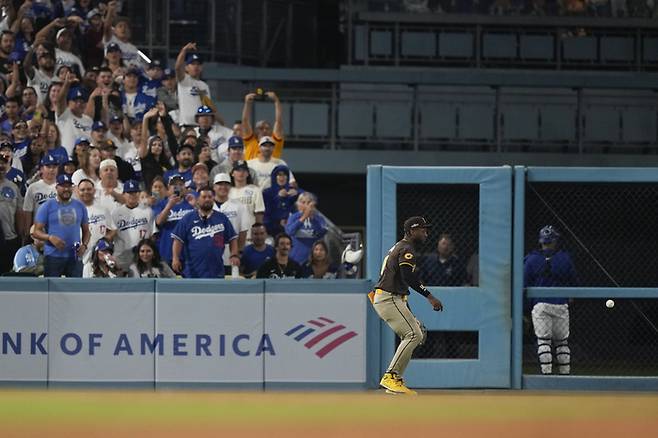 NLDS 2차전 7회말 샌디에이고 좌익수 주릭슨 프로파를 향해 관중석으로부터 야구공이 날아들고 있다. | AP연합뉴스
