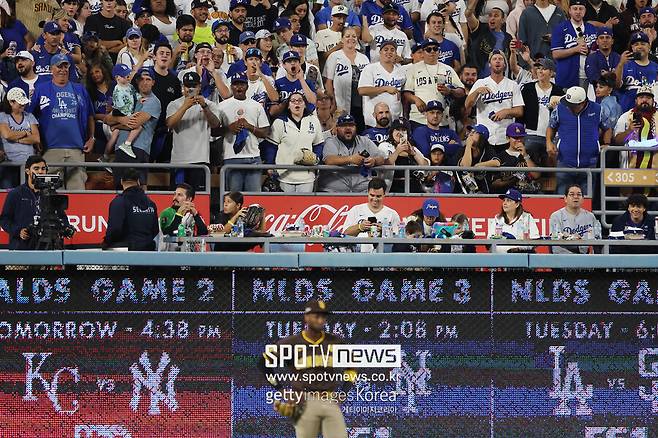 ▲ LA 다저스 팬들이 주릭슨 프로파에게 야유를 보내고, 야구공을 던지면서 경기를 지연시켰다.
