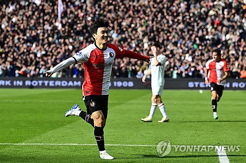 한국 국가대표팀을 이끌고 2002 국제축구연맹(FIFA) 한일 월드컵 4강 신화를 이룩했던 네덜란드의 명장 거스 히딩크 감독이 황인범을 칭찬했다. 이미 많은 한국 선수들을 지도한 경험이 있는 히딩크 감독은 한국인들이 대부분 얌전하고 겸손한 성격인 줄만 알았지만, 황인범이 그라운드 위에서 동료들에게 손으로 지시를 내리는 모습을 봤다면서 황인범을 높게 평가했다. 사진 연합뉴스