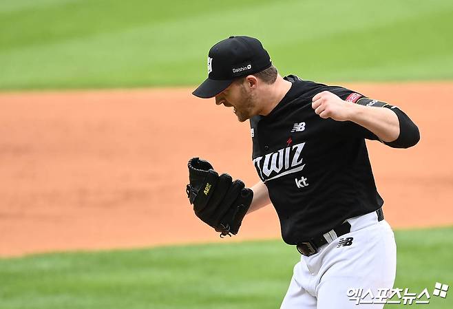 3일 오후 서울 송파구 잠실야구장에서 열린 '2024 신한 SOL Bank KBO 포스트시즌' KT 위즈와 두산 베어스의 와일드카드 결정전 2차전 경기, 5회말 2사 2루 KT 선발투수 벤자민이 두산 김기연을 투수 땅볼 아웃으로 잡아내며 이닝을 마친 뒤 포효하고 있다. 엑스포츠뉴스DB