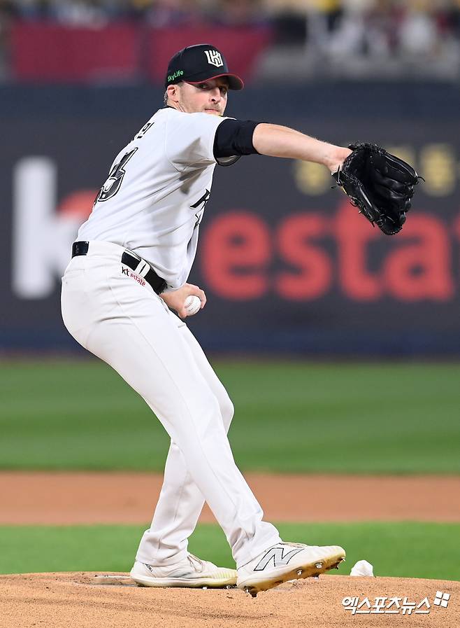 8일 오후 수원KT위즈파크에서 열린 '2024 신한 SOL Bank KBO 포스트시즌' LG 트윈스와 KT 위즈의 준플레이오프 3차전 경기, 1회초 KT 선발투수 벤자민이 공을 힘차게 던지고 있다. 수원, 고아라 기자