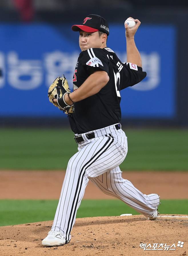 8일 오후 수원KT위즈파크에서 열린 '2024 신한 SOL Bank KBO 포스트시즌' LG 트윈스와 KT 위즈의 준플레이오프 3차전 경기,  1회말 LG 선발투수 최원태가 공을 힘차게 던지고 있다. 수원, 고아라 기자