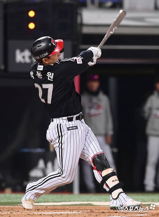 8일 오후 수원KT위즈파크에서 열린 '2024 신한 SOL Bank KBO 포스트시즌' LG 트윈스와 KT 위즈의 준플레이오프 3차전 경기,  2회초 1사 LG 박동원이 선취 솔로포를 날리고 있다. 수원, 고아라 기자