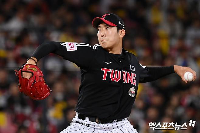 8일 오후 수원KT위즈파크에서 열린 '2024 신한 SOL Bank KBO 포스트시즌' LG 트윈스와 KT 위즈의 준플레이오프 3차전 경기, 7회말 LG 손주영이 공을 힘차게 던지고 있다. 수원, 고아라 기자