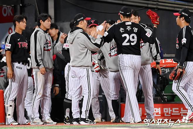 8일 오후 수원KT위즈파크에서 열린 '2024 신한 SOL Bank KBO 포스트시즌' LG 트윈스와 KT 위즈의 준플레이오프 3차전 경기, 8회말 LG 손주영이 무실점 이닝을 마친 뒤 더그아웃에서 선수들의 박수를 받고 있다. 수원, 고아라 기자