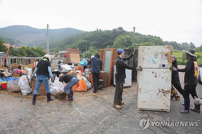 서천 수해 피해 복구 현장 수해 피해가 발생한 충남 서천군 종천면에서 지난 7월 13일 자원봉사자들이 복구 작업을 하는 모습 [서천군 제공. 재판매 및 DB 금지]