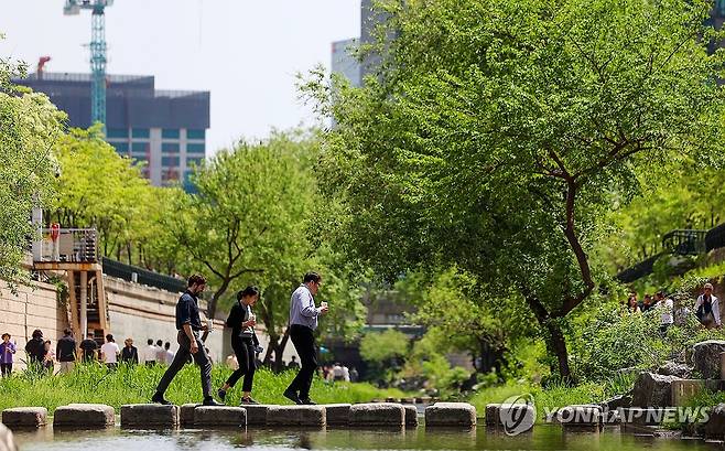 점심시간 산책 즐기는 직장인들 [연합뉴스 자료사진]