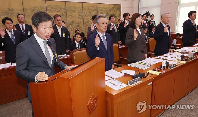 문화체육관광위원회 증인선서 (서울=연합뉴스) 신준희 기자 = 24일 서울 여의도 국회에서 열린 문화체육관광위원회의 대한축구협회 등에 대한 현안질의에서 유인촌 문화체육관광부 장관, 정몽규 대한축구협회장, 홍명보 축구 국가대표팀 감독 등이 증인선서를 하고 있다. 2024.9.24 [공동취재] hama@yna.co.kr