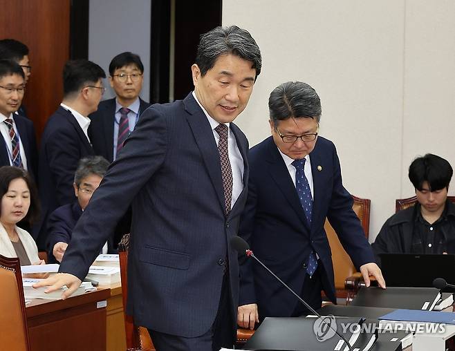 국정감사 참석하는 이주호 부총리 (서울=연합뉴스) 김주형 기자 = 8일 오전 열린 국회 교육위원회의 교육부, 국가교육위원회 등의 국정감사에 이주호 사회부총리 겸 교육부 장관이 참석하고 있다. 2024.10.8 kjhpress@yna.co.kr