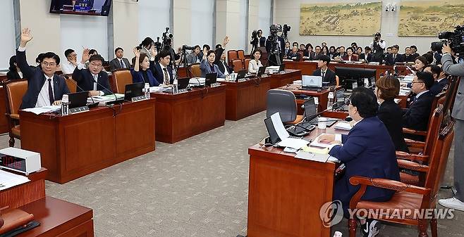 동행명령장 반대하는 여당 (서울=연합뉴스) 김주형 기자 = 8일 오전 열린 국회 교육위원회의 교육부, 국가교육위원회 등의 국정감사에서 여야 의원들이 김건희 여사 논문 대필 의혹 관련 인물로 불출석한 증인인 설민신 한경국립대 교수에 대한 동행명령장 발부와 관련해 거수 표결을 하고 있다. 2024.10.8 kjhpress@yna.co.kr