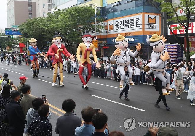 울산공업축제 퍼레이드 구경하는 시민 [연합뉴스 자료사진]