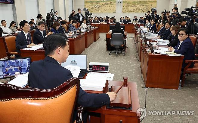 교육위, '김여사 논문의혹' 관련 교수 동행명령 발부 (서울=연합뉴스) 김주형 기자 = 8일 오전 열린 국회 교육위원회의 교육부, 국가교육위원회 등의 국정감사에서 더불어민주당 소속 김영호 위원장이 김건희 여사 논문 대필 의혹 관련 인물로 불출석한 증인인 설민신 한경국립대 교수에 대해 동맹명령장 발부의 건을 가결하고 있다. 2024.10.8 kjhpress@yna.co.kr