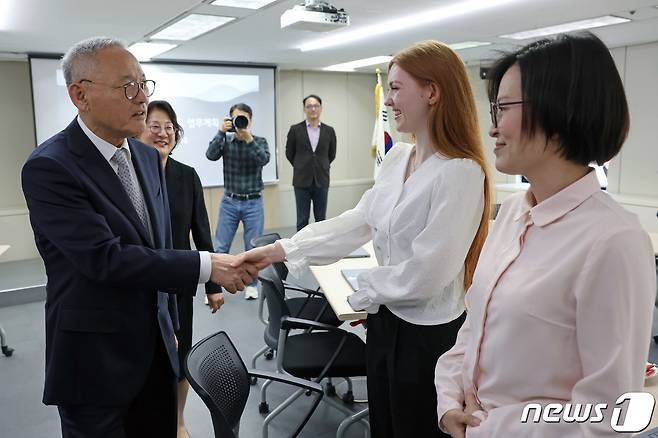 유인촌 문화체육관광부 장관이 12일 서울 서초구 세종학당재단을 방문해 세종학당 출신 유학생과 인사를 나누고 있다. (문화체육관광부 제공) 2024.4.12/뉴스1