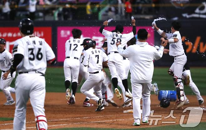 9일 오후 경기 수원시 장안구 KT위즈파크에서 열린 프로야구 '2024 신한 SOL 뱅크 KBO 포스트시즌' 준플레이오프 4차전 LG 트윈스와 KT 위즈의 경기, 연장 11회말 심우준의 끝내기 안타로 6대5 승리를 거둔 kt 선수들이 그라운드로 뛰어 나가고 있다. 2024.10.9/뉴스1 ⓒ News1 임세영 기자