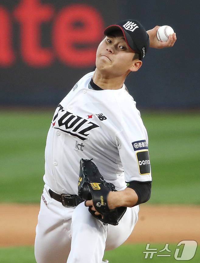 9일 오후 경기 수원시 장안구 KT위즈파크에서 열린 프로야구 '2024 신한 SOL 뱅크 KBO 포스트시즌' 준플레이오프 4차전 LG 트윈스와 KT 위즈의 경기 연장 10회초 kt 박영현이 역투하고 있다. 2024.10.9/뉴스1 ⓒ News1 임세영 기자