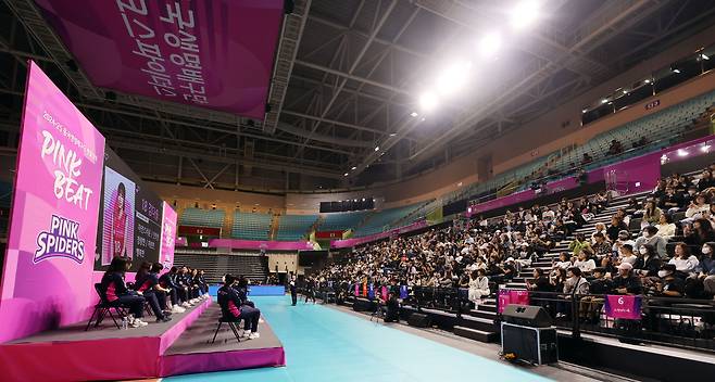 9일 인천 삼산체육관에서 출정식을 가진 흥국생명 선수단. (흥국생명 배구단 제공)