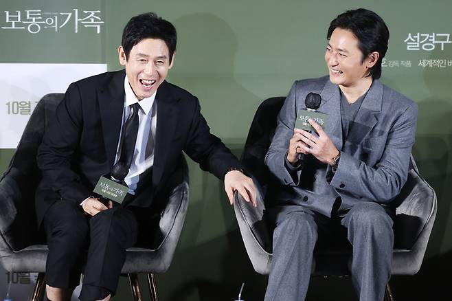 배우 설경구(왼쪽)와 장동건이 지난달 4일 서울 광진구 롯데시네마 건대입구에서 열린 영화 ‘보통의 가족’ 제작보고회에서 환하게 웃고 있다. 사진 | 연합뉴스