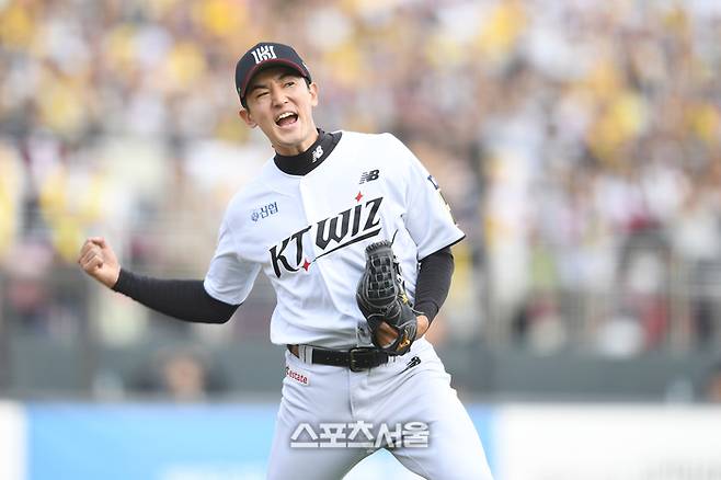 KT 투수 고영표가 9일 수원케이티위즈파크에서 열린 2024 KBO 준플레이오프 4차전 LG와 경기 7회초 2사 1루에서 LG 오스틴의 타구를 처리한 후 환호하고 있다. 수원 | 최승섭기자 thunder@sportsseoul.com