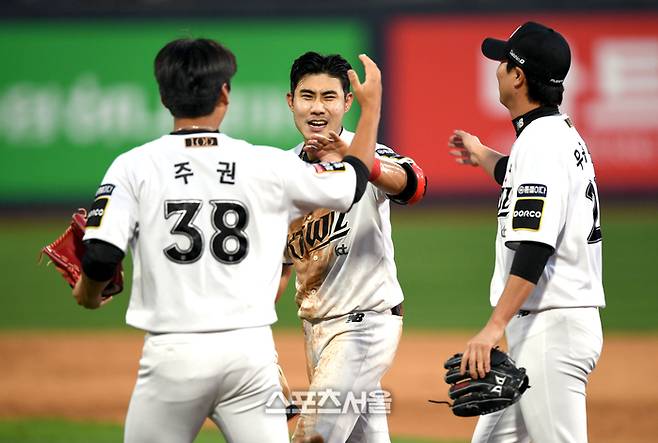 KT 심우준이 9일 수원 KT위즈파크에서 열린 LG와 2024 KBO 준플레이오프 4차전 11회말 2사만루 끝내기 안타를 친 후 환호하고 있다.  2024. 10. 9. 수원 | 최승섭기자 thunder@sportsseoul.com