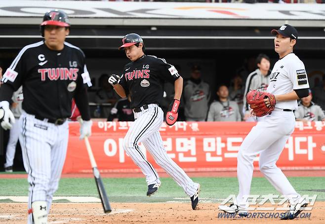 9일 수원 KT위즈파크에서 열린 LG와 KT의 준PO 4차전. 8회초 1사 1, 3루 김현수 타석. 장성우 포수의 포일 때 최승민이 홈인하고 있다. 수원=정재근 기자 cjg@sportschosun.com/2024.10.9/