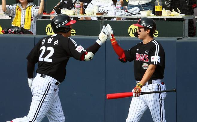 9일 경기도 수원케이티위즈파크에서 열린 2024 KBO 포스트시즌 준플레이오프 4차전 LG 트윈스와 kt 위즈의 경기에서 2회초 2사 LG 김현수가 솔로 홈런을 친 뒤 후속타자 박해민과 하이파이브를 하고 있다. 후속 타자 박해민은 백투백 홈런을 터트렸다./뉴시스