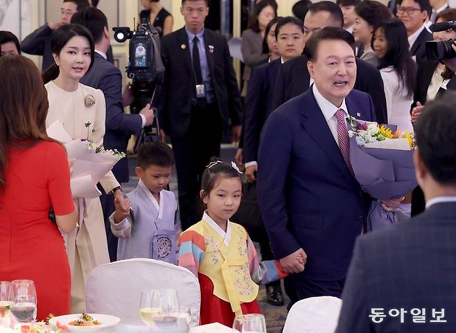 윤석열 대통령과 김건희 여사가 9일 오전 싱가포르의 샹그릴라 호텔에서 열린 동포 오찬 간담회에 입장하고 있다. 송은석 기자 silverstone@donga.com