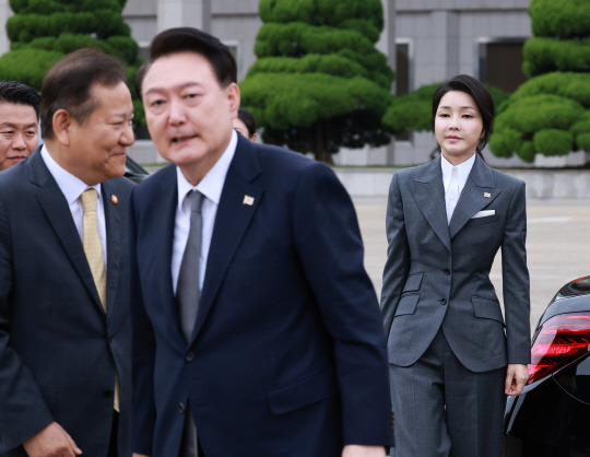 윤석열 대통령과 배우자 김건희 여사가 지난 6일 성남 서울공항에서 윤석열 대통령의 필리핀, 싱가포르 국빈 방문 및 라오스 아세안 정상회의 참석에 동행하기 위해 대통령 전용기인 공군 1호기로 향하고 있다. 연합뉴스