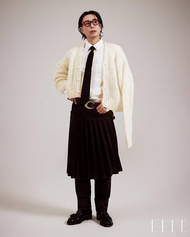 화이트 카디건과 블랙 스커트, 슬랙스는 모두 스타일리스트 소장품. 셔츠와 로퍼, 타이는 모두 스타일리스트 소장품.