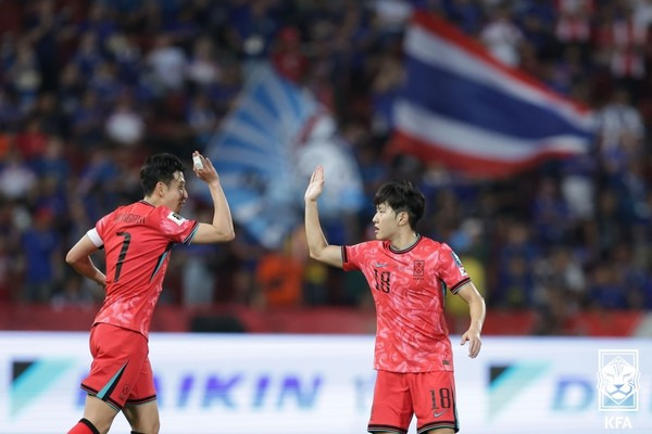 손흥민(왼쪽), 이강인(이상 남자 축구대표팀). 대한축구협회 제공