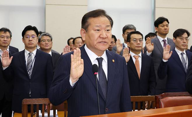 7일 오전 열린 서울 여의도 국회 행정안전위원회의 행정안전부, 인사혁신처 등의 국정감사에서 이상민 행정안전부 장관이 선서하고 있다. 연합뉴스