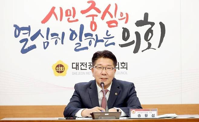 송활섭 대전시의원이 지난 6월13일 대전시의회에서 열린 ‘반려동물산업 기반 조성 및 활성화를 위한 정책토론회’에서 발언하고 있다. 송 의원의 성추행 혐의에 대한 피해자 고소장을 접수한 경찰은 수사를 마무리하고 9월23일 기소 의견으로 검찰에 송치했다. 대전시의회 누리집 갈무리