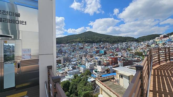 부산 부산진구 범천동 산복마을 ‘호천마을’에 설치된 경사형 엘리베이터 2층 승강장에서 내려다본 모습. 김영동 기자