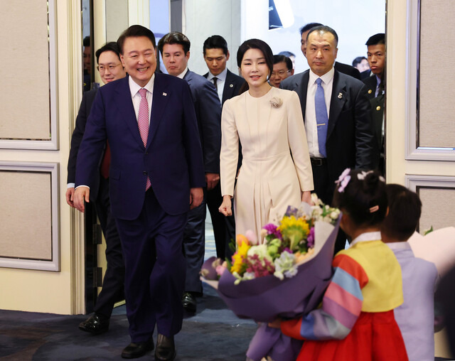 싱가포르를 국빈 방문 중인 윤석열 대통령과 김건희 여사가 9일 오후(현지시각) 싱가포르 샹그릴라 호텔에서 열린 동포 오찬 간담회에 입장하고 있다. 연합뉴스