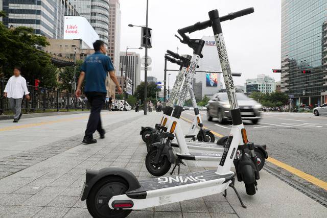 지난 7월 9일 서울 종로구 광화문광장 인근 인도에 전동킥보드들이 주차돼 있다. 뉴스1