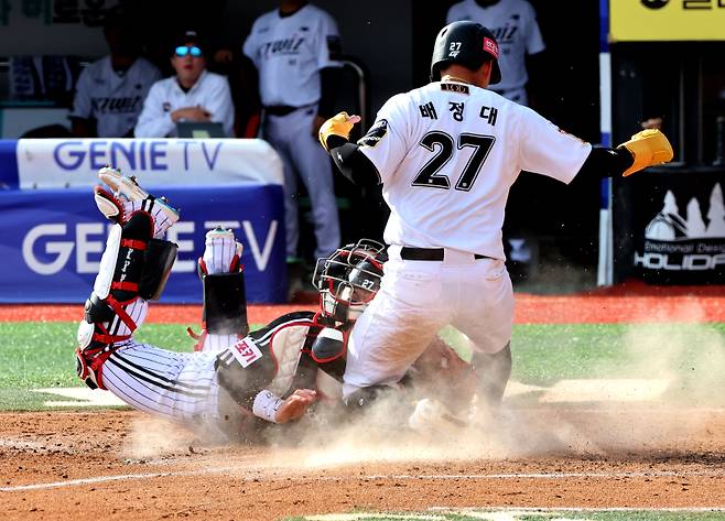 2024 프로야구 KBO 포스트시즌 kt위즈와 LG트윈스의 준플레이오프(준PO) 4차전 경기가 9일 오후 수원kt위즈파크에서 열렸다. 4회말 1사 만루 김민혁의 외야플라이 때 홈으로 뛴 3루주자 배정대를 포수 박동원이 막고 있다. 결과는 세이프. 수원=김민규 기자 mgkim1@edaily.co.kr /2024.10.09/