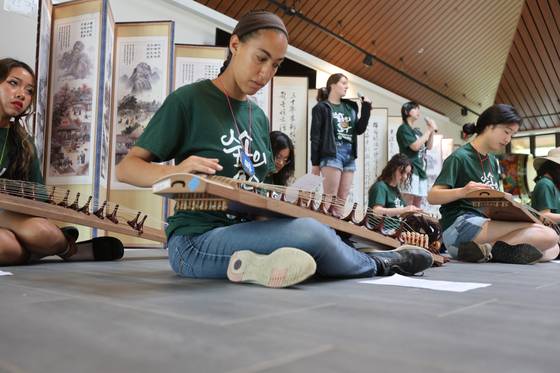 지난 7월 미국 미네소타주 베미지시에 위치한 콘코디아 한국어 마을 ‘숲속의 호수’에서 만난 학생들. 이들은 약 4주간 이곳에 머물면서 K팝을 비롯해 한국어와 한국 문화를 배운다. [사진 임희순]