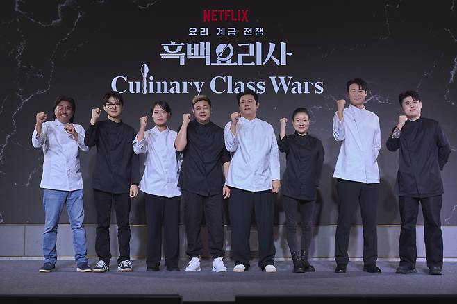 The top eight chefs of Netflix Korea’s “Culinary Class Wars” pose for photos during the show’s press conference at Hotel Naru Seoul MGallery Ambassador in Mapo District, western Seoul, on Monday. From the left are Edward Lee, Scott Kang, Jung Ji-sun, Yoon Nam-no, Jang Ho-joon, Lee Mi-ryeong, Choi Hyun-seok and Kwon Sung-jun. [NETFLIX KOREA]