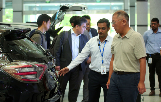 Hyundai Motor Group Executive Chair Euisun Chung inspects the group’s research development institute in India during his business trip to devise mid- and long-term mobility strategies in India last year. [HYUNDAI MOTOR GROUP]