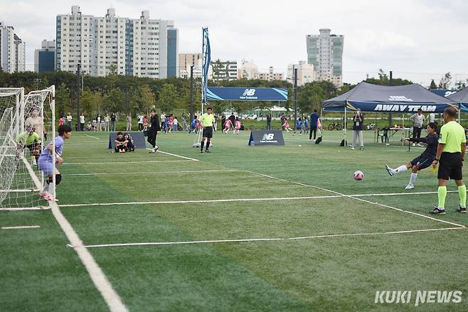 9일 서울 양천구 해마루 축구장에서 ‘2024 레울컵’이 열렸다. 승부차기가 진행되는 모습. 사진=이영재 기자