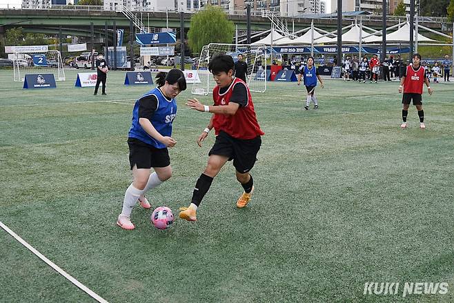9일 서울 양천구 해마루 축구장에서 ‘2024 레울컵’이 열렸다. 대망의 성인 여성부 결승전은 하프타임-지니핑 팀의 대결. 사진=이영재 기자