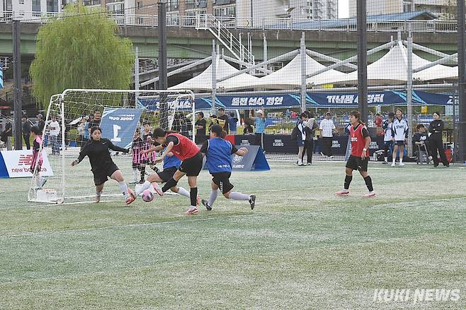 9일 서울 양천구 해마루 축구장에서 ‘2024 레울컵’이 열렸다. 경기 종료를 약 2분여 남긴 상황에서 하프타임 팀이 결승골을 작렬하는 장면. 사진=이영재 기자