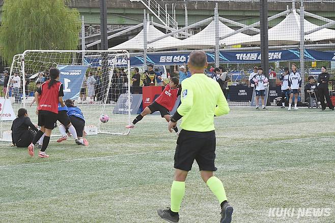 9일 서울 양천구 해마루 축구장에서 ‘2024 레울컵’이 열렸다. 문전에서 경합 상황이 벌어졌고, 흘러나온 공을 김현선(하프타임) 선수가 골문으로 밀어넣으면서 우승을 결정지었다. 사진=이영재 기자