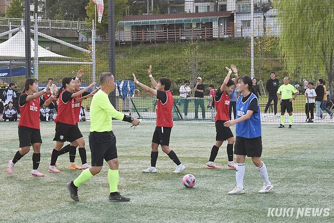 9일 서울 양천구 해마루 축구장에서 ‘2024 레울컵’이 열렸다. 결승골 득점 직후 환호하는 하프타임. 승부는 2-1로 끝났다. 사진=이영재 기자