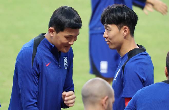 홍명보호 축구 국가대표팀에서 김민재(바이에른 뮌헨)가 주장 완장을 찬다. 사진은 대한민국 축구 국가대표팀 손흥민(오른쪽)과 김민재가 지난달 3일 오후 경기 고양시 고양종합운동장 소집훈련에 참석한 모습. /사진=뉴스1