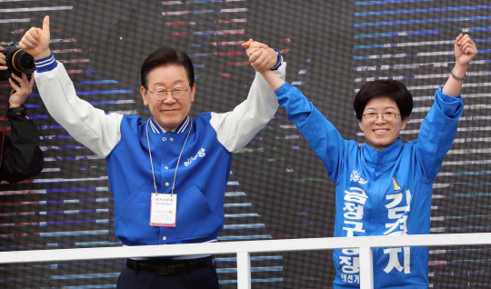 이재명(왼쪽) 더불어민주당 대표가 9일 부산 금정구 이마트 앞에서 열린 집중유세에 참석, 김경지 금정구청장 보궐선거 후보의 손을 들고 지지를 호소하고 있다. 뉴시스