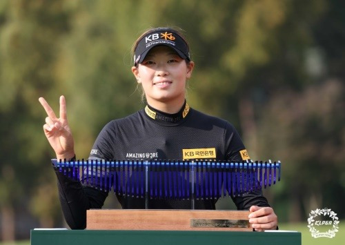 지난 해 우승자 방신실이 우승 트로피와 함께 포즈를 취하고 있다. [사진=KLPGA]