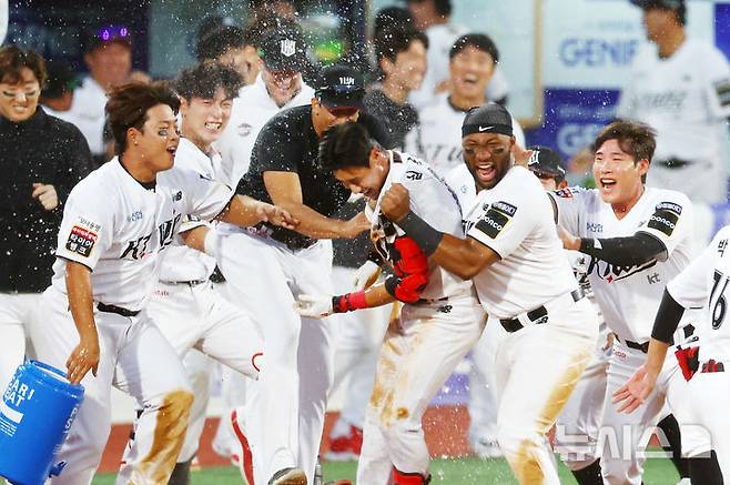 [수원=뉴시스] 전신 기자 = 9일 경기도 수원케이티위즈파크에서 열린 2024 KBO 포스트시즌 준플레이오프 4차전 LG 트윈스와 kt 위즈의 경기에서 연장 11회말 2사 만루 kt 심우준이 끝내기 안타를 친 뒤 동료들에게 축하를 받고 있다. 2024.10.09. photo1006@newsis.com